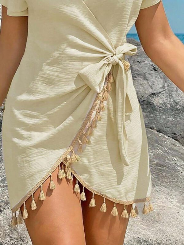 Swim Vcay Nouvelle robe de plage d'été avec décorations à franges et ceinture à nouer. Robe transparente décontractée à manches courtes pour vacances, pour femmes – Image 11