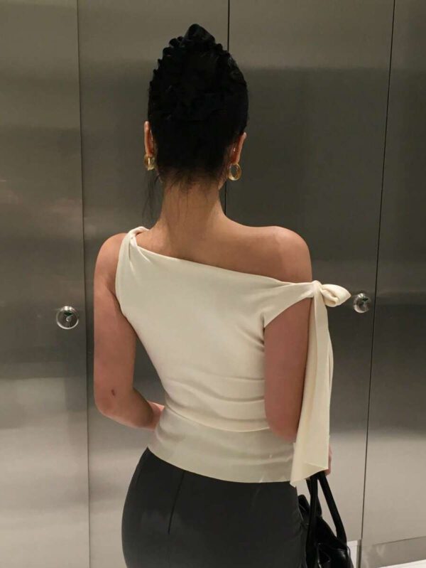DAZY T-shirt femme court ajusté avec lien asymétrique à l'épaule – Image 3