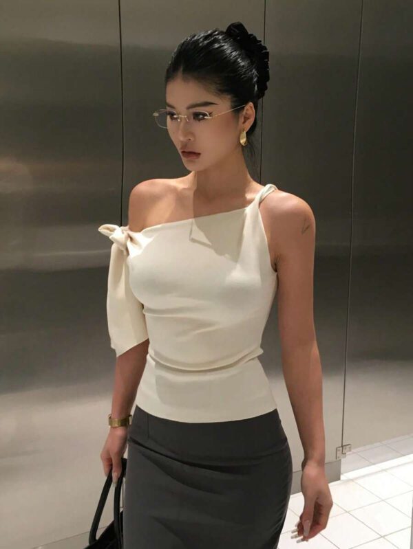 DAZY T-shirt femme court ajusté avec lien asymétrique à l'épaule – Image 8