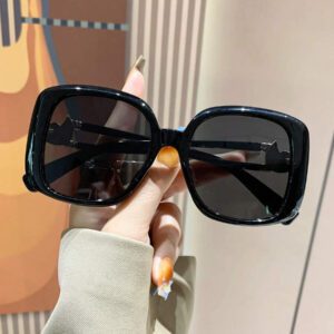 Lunettes de soleil vintage à grand cadre carré en plastique, monture de mode classique pour les sorties en extérieur, les voyages, la plage et les vacances. Protection UV élégante et à la mode pour les sorties en famille, les vacances d'été, la plage, les voyages et les loisirs en extérieur.