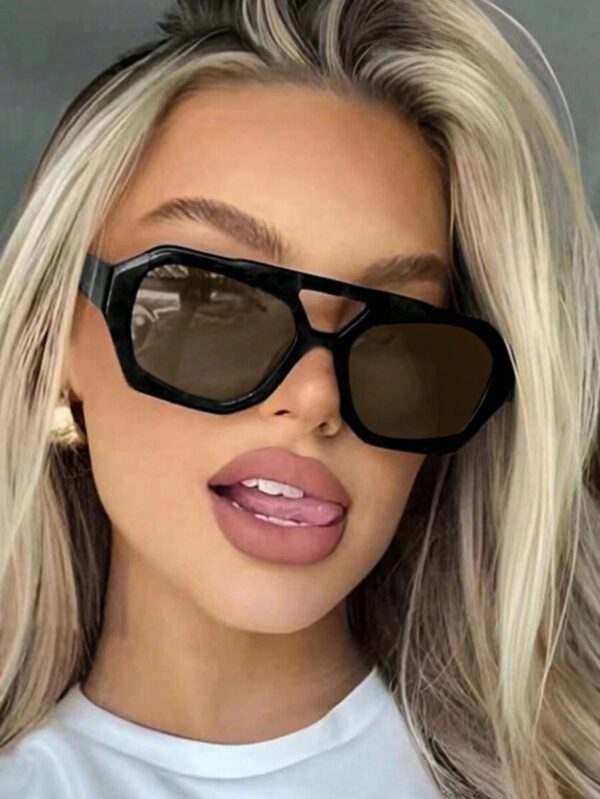 Nouvelle paire de lunettes de mode carrée haut de gamme pour femmes et hommes. Lunettes de mode avec des verres uniques rétro et océaniques. Convient pour le port quotidien, les accessoires de plage pour femmes, les pour l'été, la plage, les vacances, l'extérieur et les voyages. Monture oversize style bohème léopard écaille de tortue pour les vacances, la plage et les voyages. – Image 6