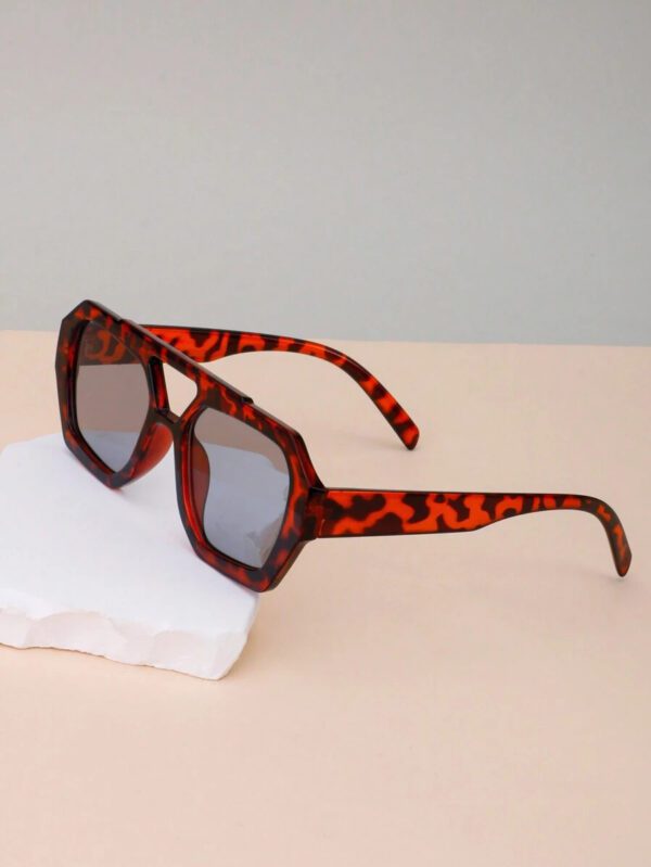 Nouvelle paire de lunettes de mode carrée haut de gamme pour femmes et hommes. Lunettes de mode avec des verres uniques rétro et océaniques. Convient pour le port quotidien, les accessoires de plage pour femmes, les pour l'été, la plage, les vacances, l'extérieur et les voyages. Monture oversize style bohème léopard écaille de tortue pour les vacances, la plage et les voyages. – Image 9