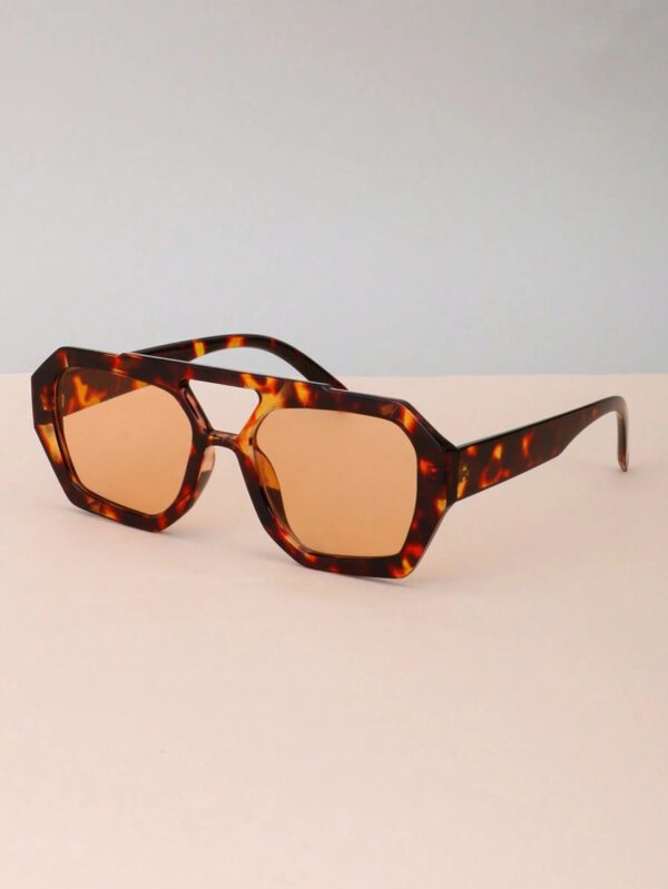 Nouvelle paire de lunettes de mode carrée haut de gamme pour femmes et hommes. Lunettes de mode avec des verres uniques rétro et océaniques. Convient pour le port quotidien, les accessoires de plage pour femmes, les pour l'été, la plage, les vacances, l'extérieur et les voyages. Monture oversize style bohème léopard écaille de tortue pour les vacances, la plage et les voyages. – Image 10