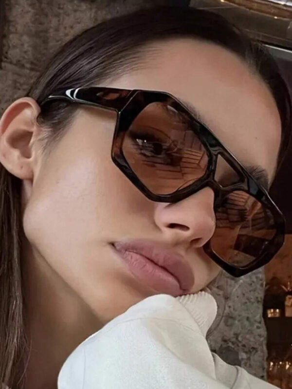 Nouvelle paire de lunettes de mode carrée haut de gamme pour femmes et hommes. Lunettes de mode avec des verres uniques rétro et océaniques. Convient pour le port quotidien, les accessoires de plage pour femmes, les pour l'été, la plage, les vacances, l'extérieur et les voyages. Monture oversize style bohème léopard écaille de tortue pour les vacances, la plage et les voyages. – Image 13