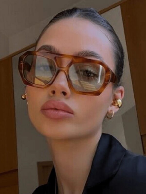 Nouvelle paire de lunettes de mode carrée haut de gamme pour femmes et hommes. Lunettes de mode avec des verres uniques rétro et océaniques. Convient pour le port quotidien, les accessoires de plage pour femmes, les pour l'été, la plage, les vacances, l'extérieur et les voyages. Monture oversize style bohème léopard écaille de tortue pour les vacances, la plage et les voyages. – Image 14