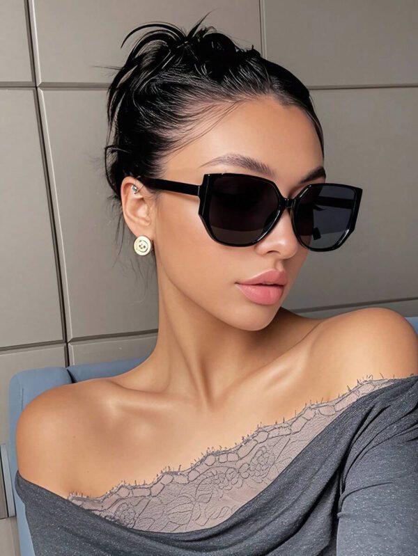 Lunettes de soleil rétro à grand cadre carré en plastique, design classique, décoration pour les voyages, les vacances à la plage, la protection UV et la conduite. Lunettes de soleil de mode unisexe élégantes pour les sorties en famille, les vacances, l'été, la plage, les voyages et les activités extérieures – Image 2