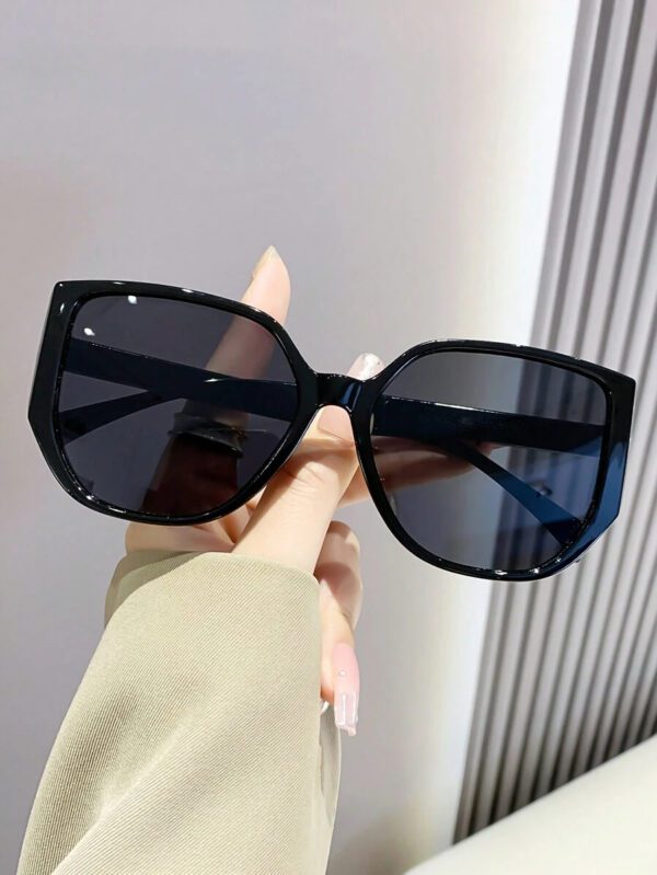 Lunettes de soleil rétro à grand cadre carré en plastique, design classique, décoration pour les voyages, les vacances à la plage, la protection UV et la conduite. Lunettes de soleil de mode unisexe élégantes pour les sorties en famille, les vacances, l'été, la plage, les voyages et les activités extérieures – Image 3