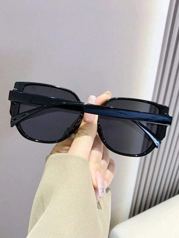 Lunettes de soleil rétro à grand cadre carré en plastique, design classique, décoration pour les voyages, les vacances à la plage, la protection UV et la conduite. Lunettes de soleil de mode unisexe élégantes pour les sorties en famille, les vacances, l'été, la plage, les voyages et les activités extérieures – Image 4