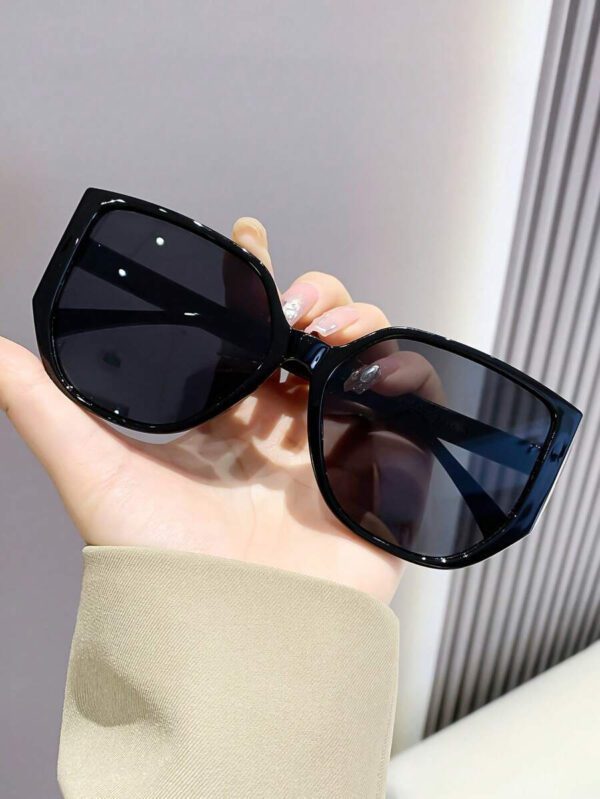 Lunettes de soleil rétro à grand cadre carré en plastique, design classique, décoration pour les voyages, les vacances à la plage, la protection UV et la conduite. Lunettes de soleil de mode unisexe élégantes pour les sorties en famille, les vacances, l'été, la plage, les voyages et les activités extérieures – Image 5