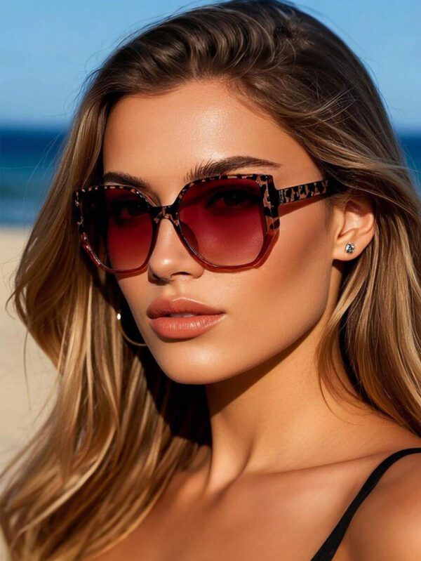 Lunettes de soleil rétro à grand cadre carré en plastique, design classique, décoration pour les voyages, les vacances à la plage, la protection UV et la conduite. Lunettes de soleil de mode unisexe élégantes pour les sorties en famille, les vacances, l'été, la plage, les voyages et les activités extérieures – Image 7