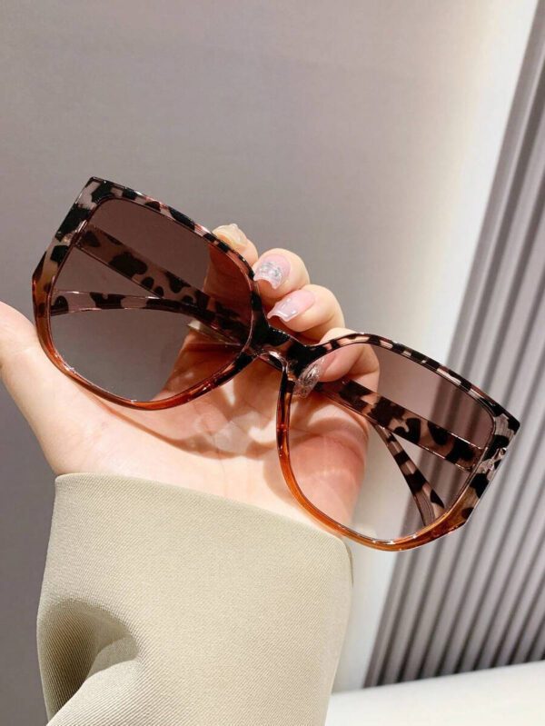 Lunettes de soleil rétro à grand cadre carré en plastique, design classique, décoration pour les voyages, les vacances à la plage, la protection UV et la conduite. Lunettes de soleil de mode unisexe élégantes pour les sorties en famille, les vacances, l'été, la plage, les voyages et les activités extérieures – Image 8