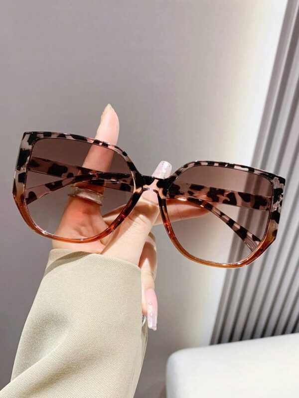 Lunettes de soleil rétro à grand cadre carré en plastique, design classique, décoration pour les voyages, les vacances à la plage, la protection UV et la conduite. Lunettes de soleil de mode unisexe élégantes pour les sorties en famille, les vacances, l'été, la plage, les voyages et les activités extérieures – Image 10