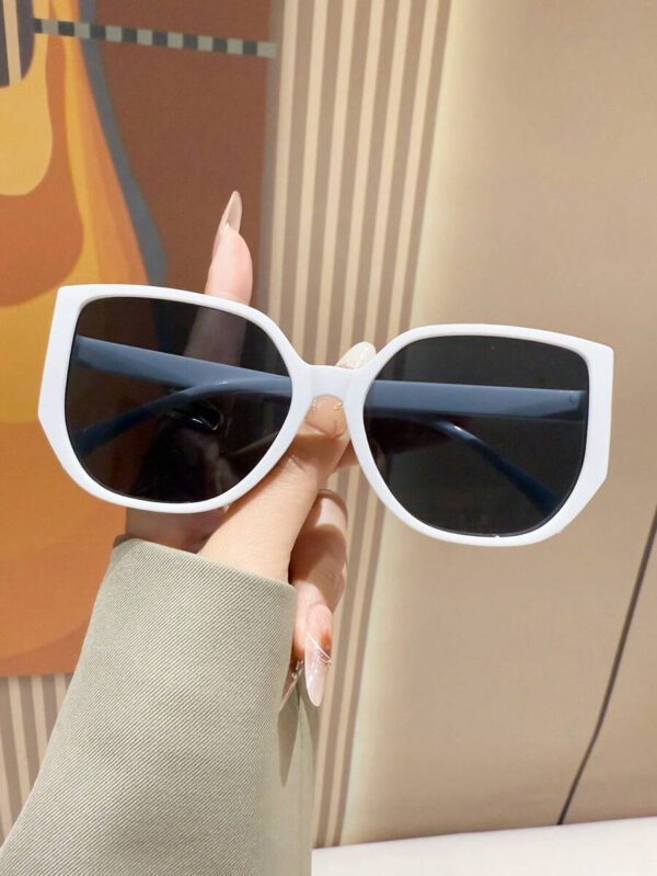 Lunettes de soleil rétro à grand cadre carré en plastique, design classique, décoration pour les voyages, les vacances à la plage, la protection UV et la conduite. Lunettes de soleil de mode unisexe élégantes pour les sorties en famille, les vacances, l'été, la plage, les voyages et les activités extérieures – Image 13