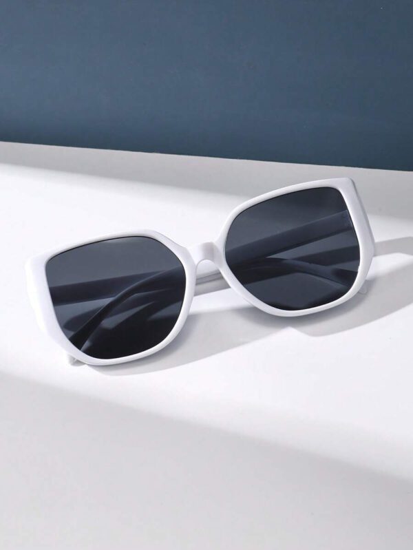Lunettes de soleil rétro à grand cadre carré en plastique, design classique, décoration pour les voyages, les vacances à la plage, la protection UV et la conduite. Lunettes de soleil de mode unisexe élégantes pour les sorties en famille, les vacances, l'été, la plage, les voyages et les activités extérieures – Image 14