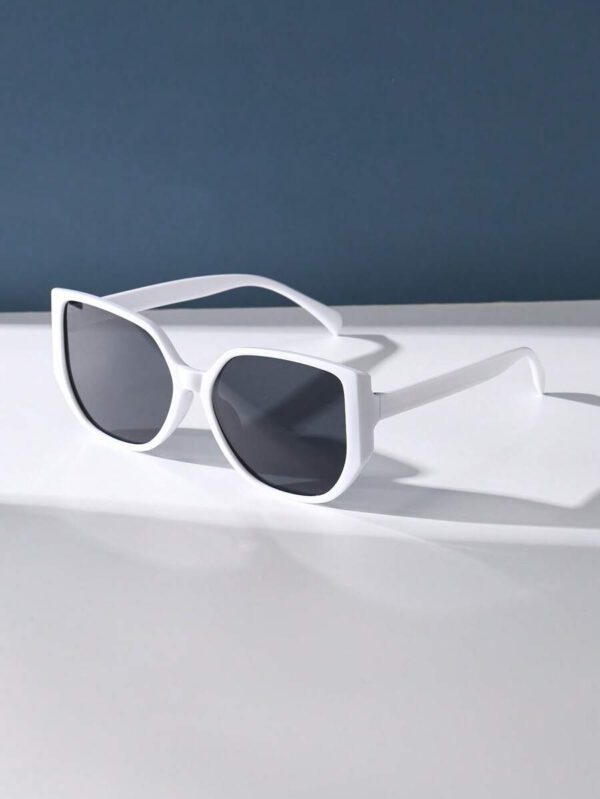 Lunettes de soleil rétro à grand cadre carré en plastique, design classique, décoration pour les voyages, les vacances à la plage, la protection UV et la conduite. Lunettes de soleil de mode unisexe élégantes pour les sorties en famille, les vacances, l'été, la plage, les voyages et les activités extérieures – Image 15
