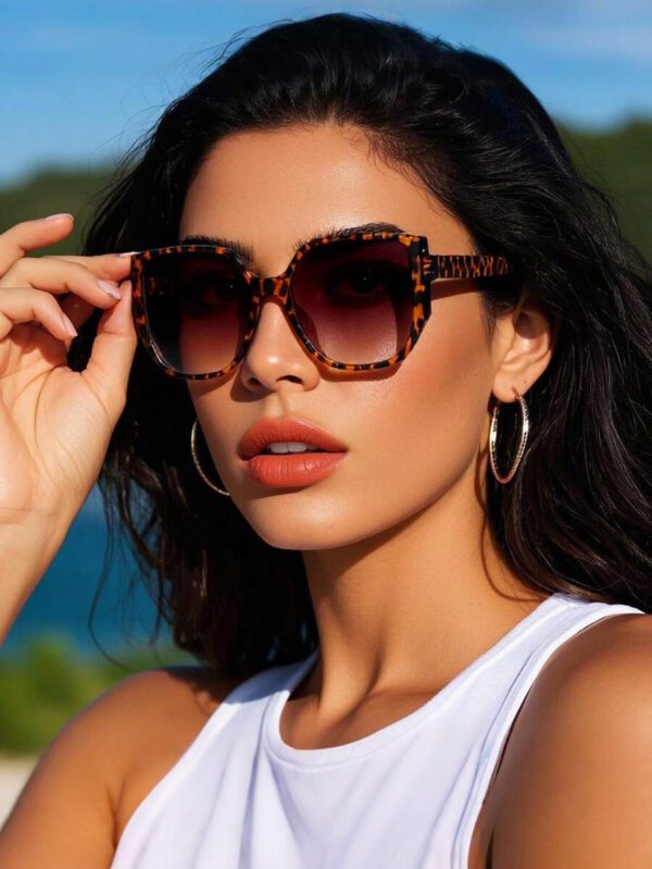 Lunettes de soleil rétro à grand cadre carré en plastique, design classique, décoration pour les voyages, les vacances à la plage, la protection UV et la conduite. Lunettes de soleil de mode unisexe élégantes pour les sorties en famille, les vacances, l'été, la plage, les voyages et les activités extérieures – Image 17