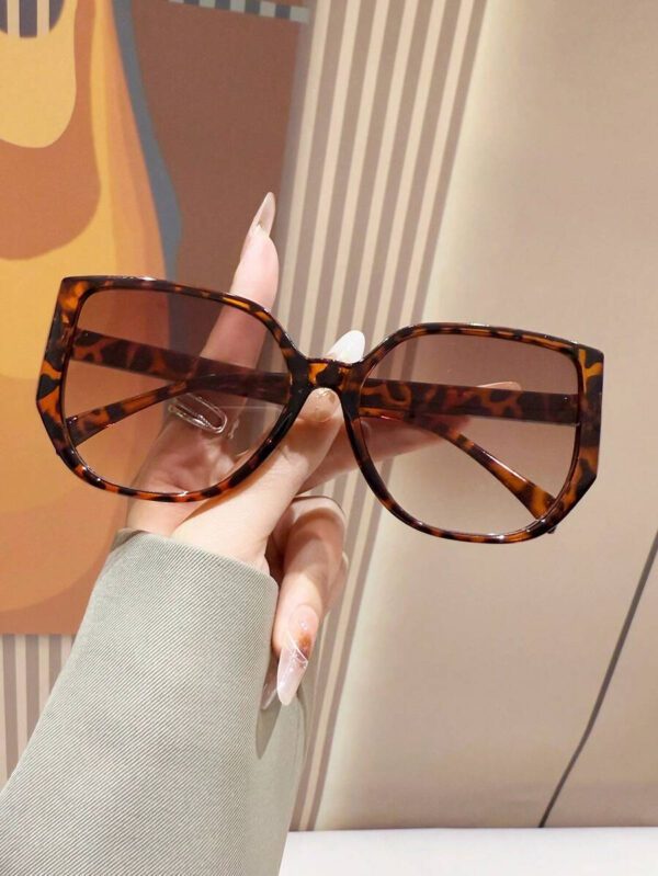 Lunettes de soleil rétro à grand cadre carré en plastique, design classique, décoration pour les voyages, les vacances à la plage, la protection UV et la conduite. Lunettes de soleil de mode unisexe élégantes pour les sorties en famille, les vacances, l'été, la plage, les voyages et les activités extérieures – Image 18