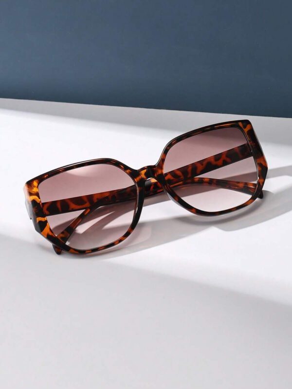Lunettes de soleil rétro à grand cadre carré en plastique, design classique, décoration pour les voyages, les vacances à la plage, la protection UV et la conduite. Lunettes de soleil de mode unisexe élégantes pour les sorties en famille, les vacances, l'été, la plage, les voyages et les activités extérieures – Image 19