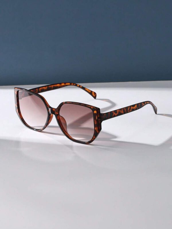 Lunettes de soleil rétro à grand cadre carré en plastique, design classique, décoration pour les voyages, les vacances à la plage, la protection UV et la conduite. Lunettes de soleil de mode unisexe élégantes pour les sorties en famille, les vacances, l'été, la plage, les voyages et les activités extérieures – Image 20