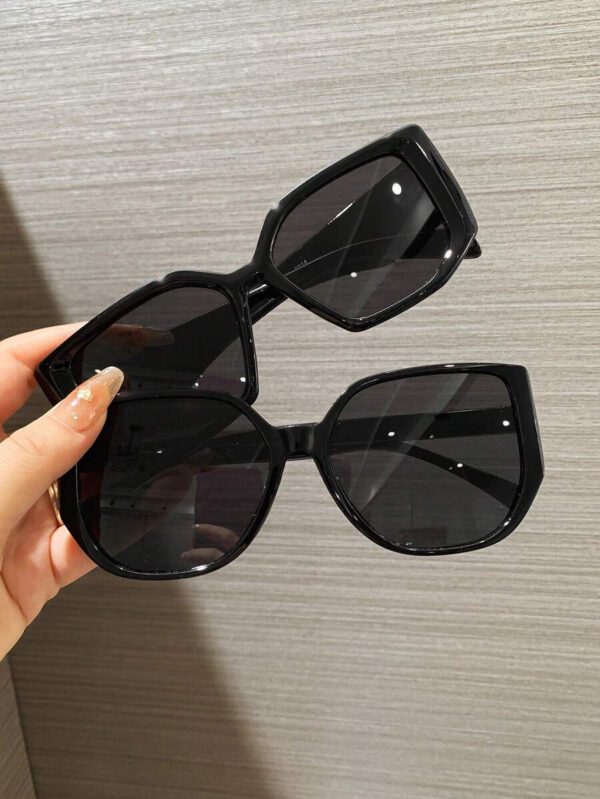 Lunettes de soleil rétro à grand cadre carré en plastique, design classique, décoration pour les voyages, les vacances à la plage, la protection UV et la conduite. Lunettes de soleil de mode unisexe élégantes pour les sorties en famille, les vacances, l'été, la plage, les voyages et les activités extérieures – Image 28