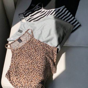 SHEIN EZwear 4 pièces Hauts camisoles pour femmes, imprimé léopard, rayures bleues, bleu clair unicolore, noir. Décontractés et ajustés, conviennent pour l'été