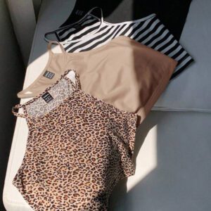 SHEIN EZwear 4 pièces Hauts camisoles pour femmes, imprimé léopard, rayures bleues, bleu clair unicolore, noir. Décontractés et ajustés, conviennent pour l'été