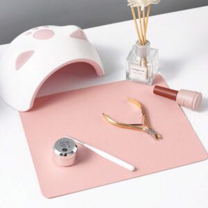 FULL BEAUTY Tapis de table pour le nail art en rose corail, résistant à l'eau et à la saleté, un repose-bras . Tapis pliant pour le nail art, un repose-main pour le manucure, un tapis de manucure, un tapis multifonctionnel pour la beauté, le tatouage et les soins dentaires, un outil de manucure résistant à l'eau.