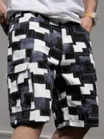 Manfinity LEGND Short en jean patchwork imprimé avec poches rabattables pour hommes. Short en jean ample, blocs de couleurs, style urbain, idéal pour les sorties, les vacances et les occasions décontractées. Style Emo. – Image 2