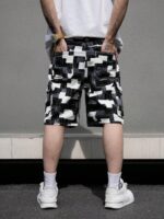 Manfinity LEGND Short en jean patchwork imprimé avec poches rabattables pour hommes. Short en jean ample, blocs de couleurs, style urbain, idéal pour les sorties, les vacances et les occasions décontractées. Style Emo. – Image 3