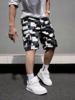 Manfinity LEGND Short en jean patchwork imprimé avec poches rabattables pour hommes. Short en jean ample, blocs de couleurs, style urbain, idéal pour les sorties, les vacances et les occasions décontractées. Style Emo. – Image 4