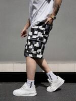 Manfinity LEGND Short en jean patchwork imprimé avec poches rabattables pour hommes. Short en jean ample, blocs de couleurs, style urbain, idéal pour les sorties, les vacances et les occasions décontractées. Style Emo. – Image 9