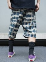 Manfinity LEGND Short en jean patchwork imprimé avec poches rabattables pour hommes. Short en jean ample, blocs de couleurs, style urbain, idéal pour les sorties, les vacances et les occasions décontractées. Style Emo. – Image 12