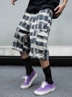 Manfinity LEGND Short en jean patchwork imprimé avec poches rabattables pour hommes. Short en jean ample, blocs de couleurs, style urbain, idéal pour les sorties, les vacances et les occasions décontractées. Style Emo. – Image 14